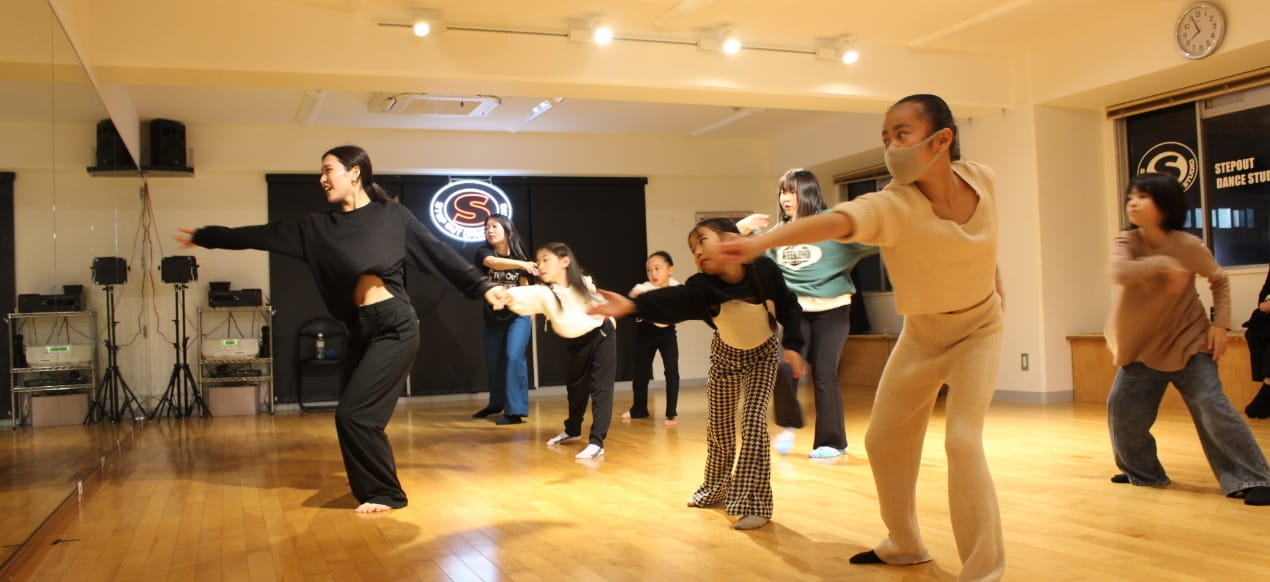 インストラクターについてダンスレッスンを受ける子どもたち